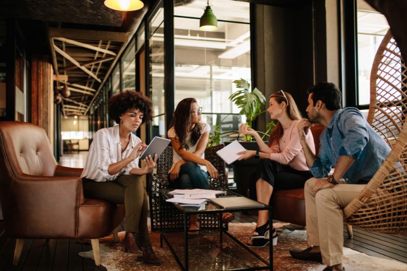 réunion de groupe en coworking pour un bilan de compétences et évolution professionnelle
