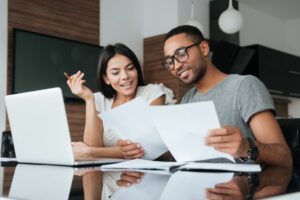 couple analysant un projet professionnel après un bilan de compétences
