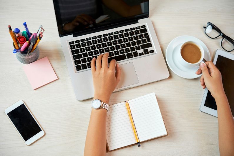 ordinateur et espace de travail pour bilan de compétences à distance CPF