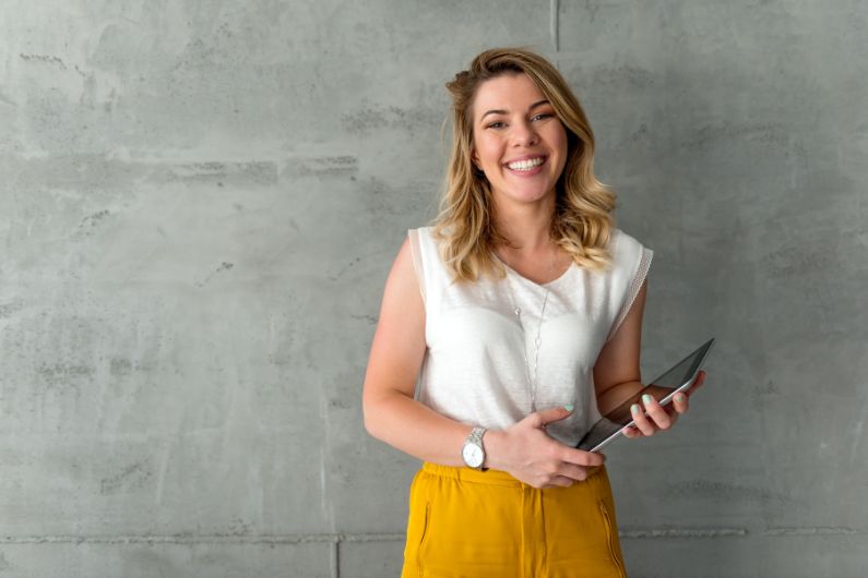 femme utilisant une tablette pour un bilan de compétences à distance
